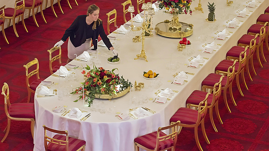Подготовка к приему в букингемском дворце