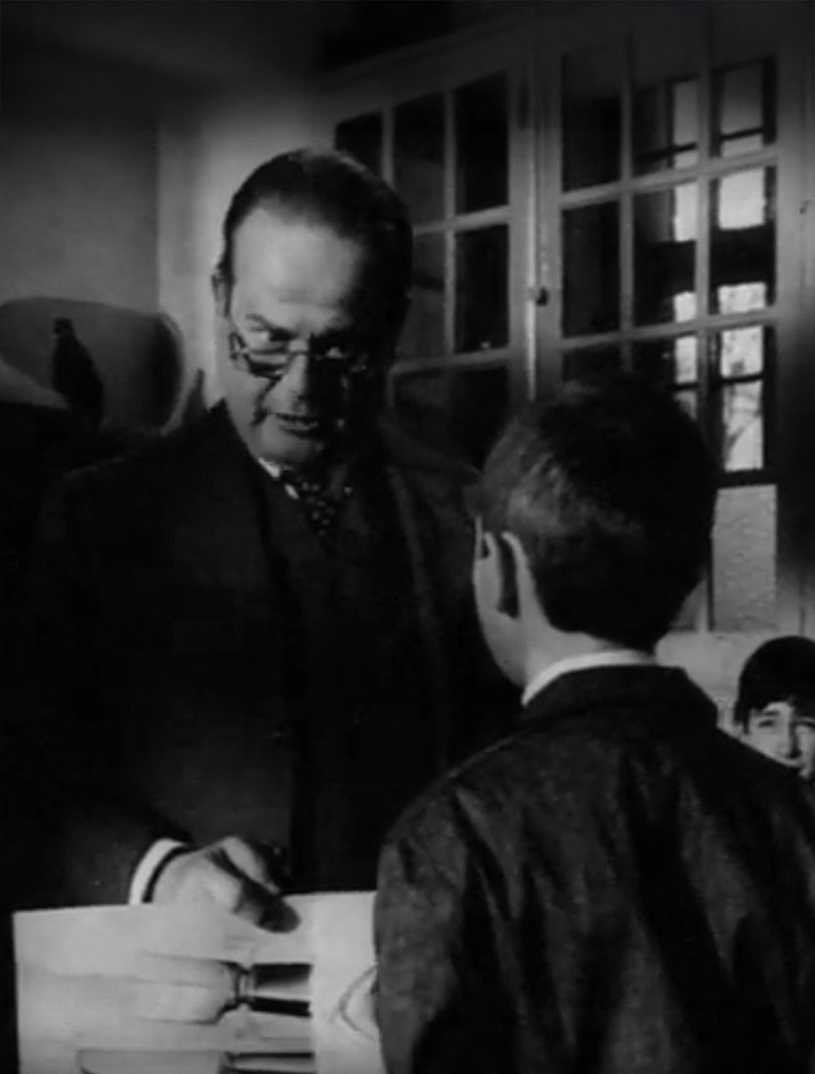 Кадры из реклама о школьнике Дегрене