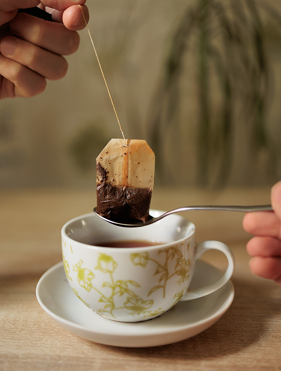 Верный способ убрать чайный пакетик