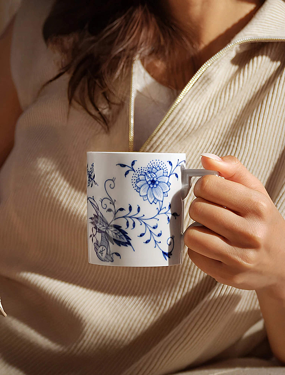 Верный способ держать кружку