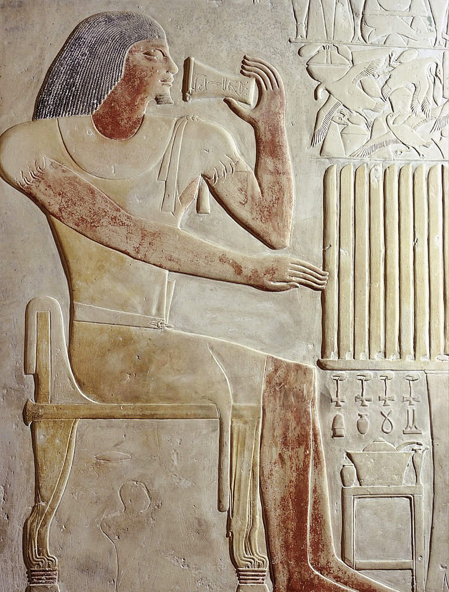 Стела Птаххотепа «Визирь пьет из стакана»