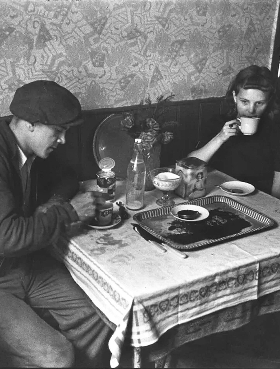 Молодая пара пьёт чай дома в Уайтчепеле