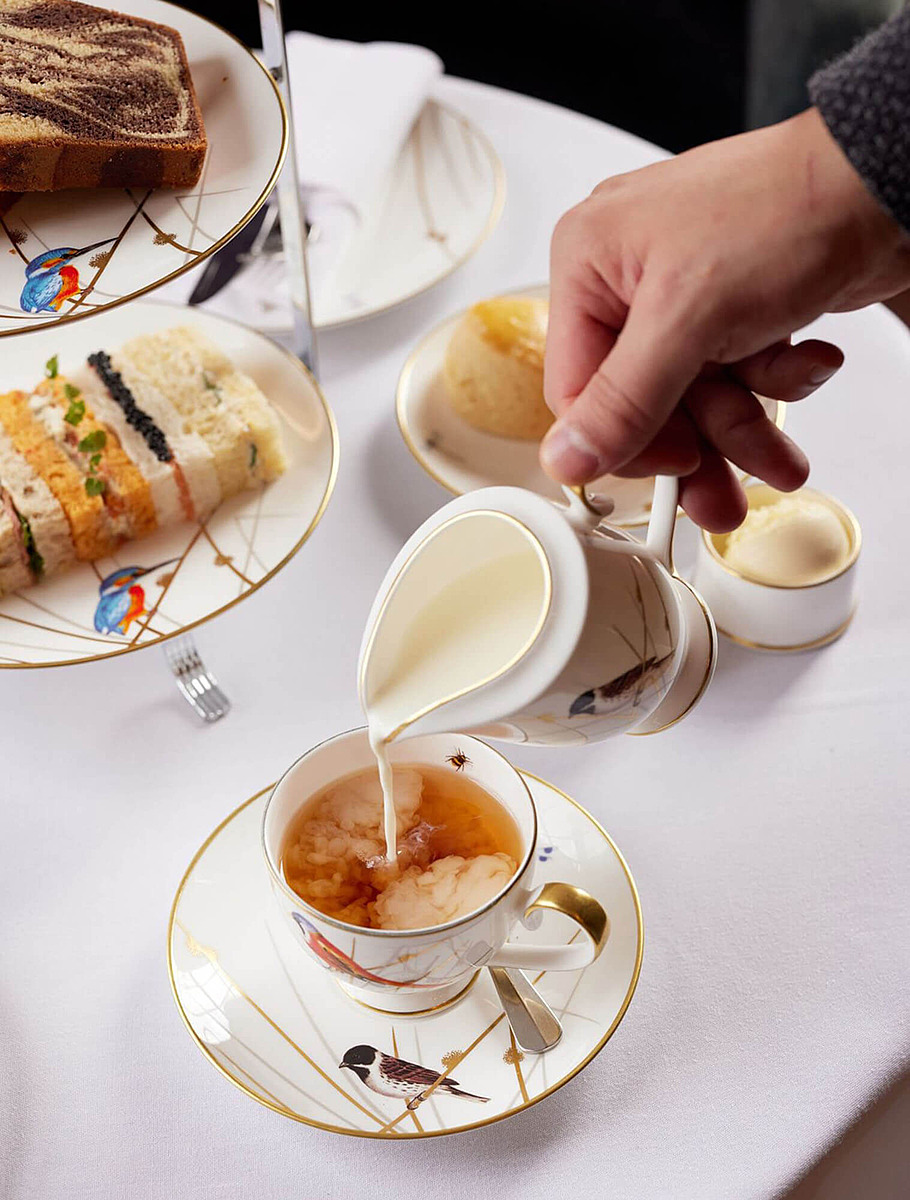 Молоко наливают в чай без лимона