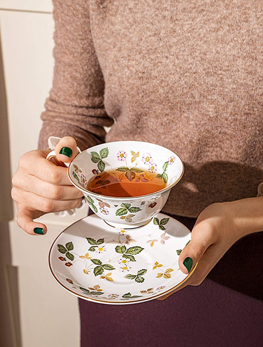 Неверный способ держать чашку