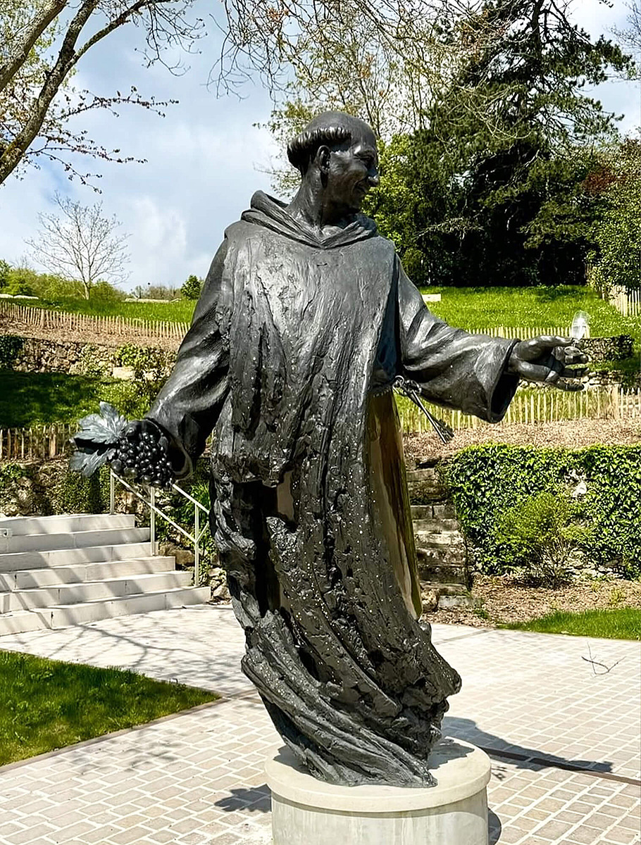 Статуя Периньона в Отвиллере