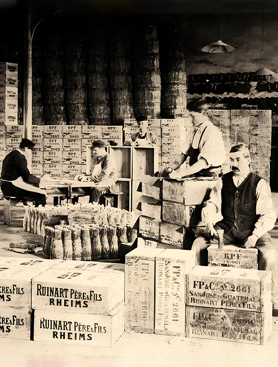 Архивное фото склада бренда