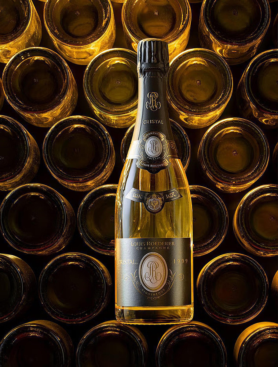 Современная бутылка Cristal