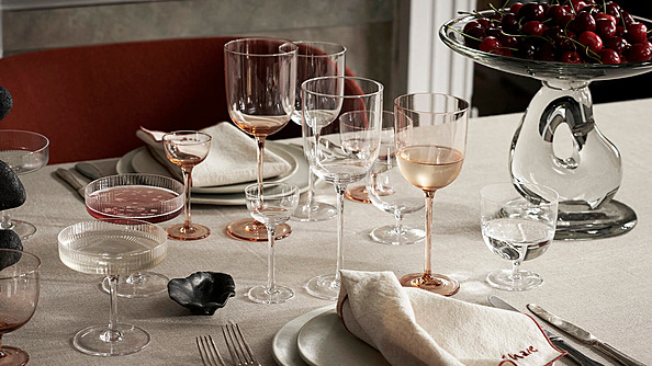 Этикет шампанского: подача, закуски и поведение за столом