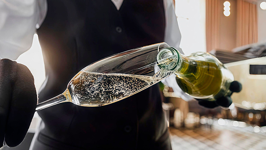 Розлив шампанского