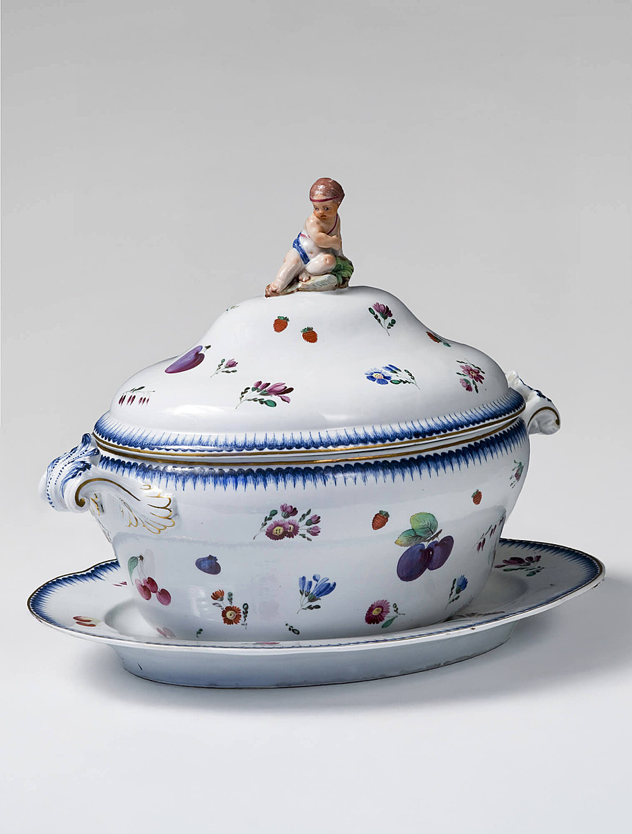 Овальная супница и тарелка Doccia , прим.  1750-1760 г.