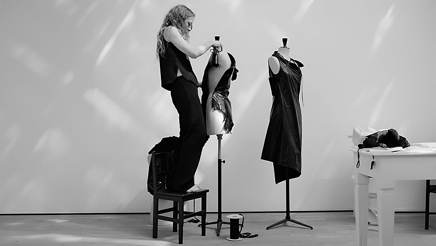 Анн Демельмейстер в процессе создания моделей