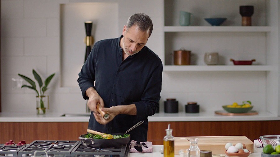 Йотам Оттоленги за работой на кухне