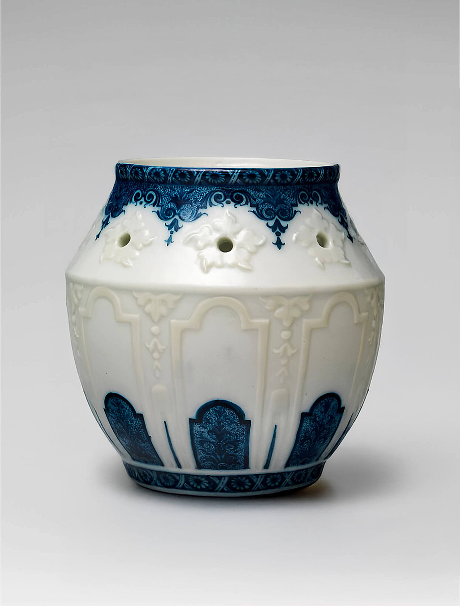 Ваза из мягкого фарфора 1695-1735 г