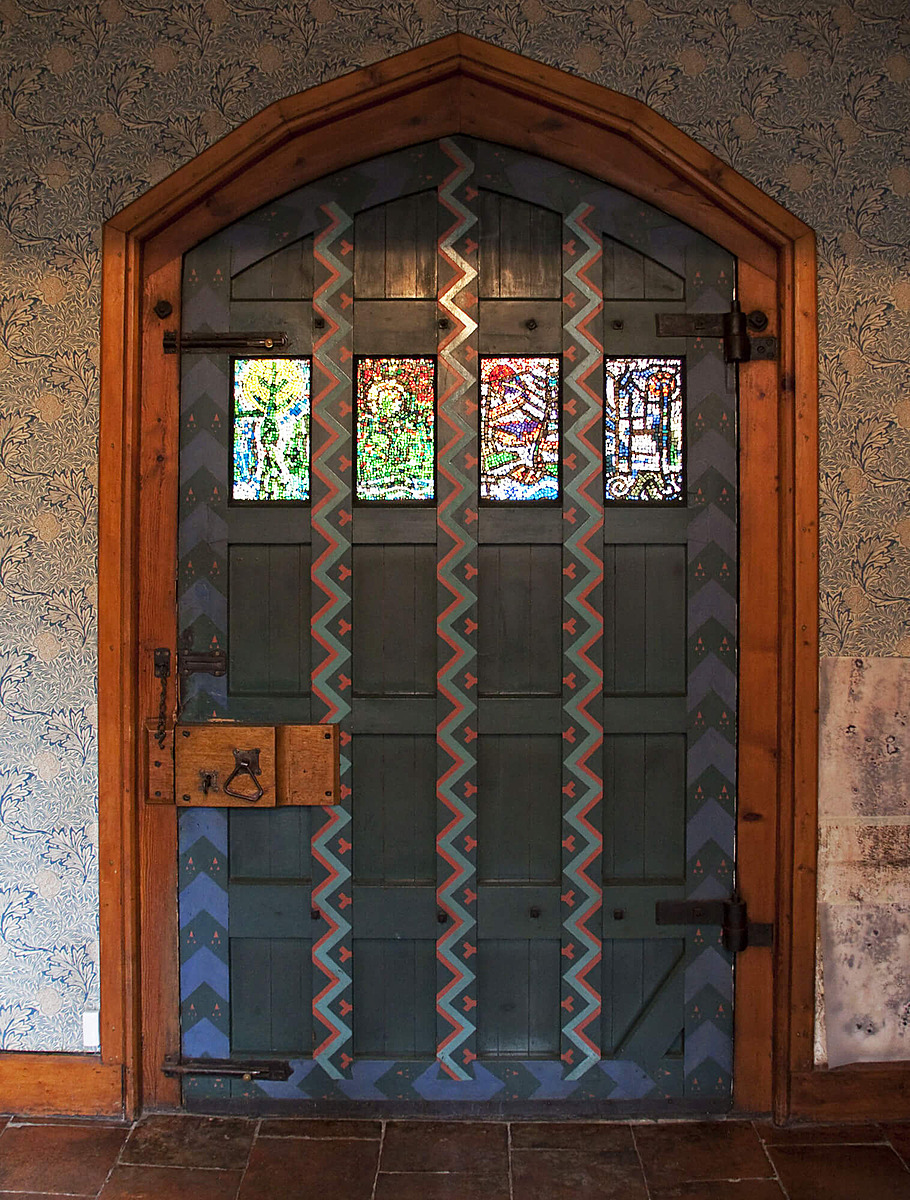 Дверь с витражными стеклами