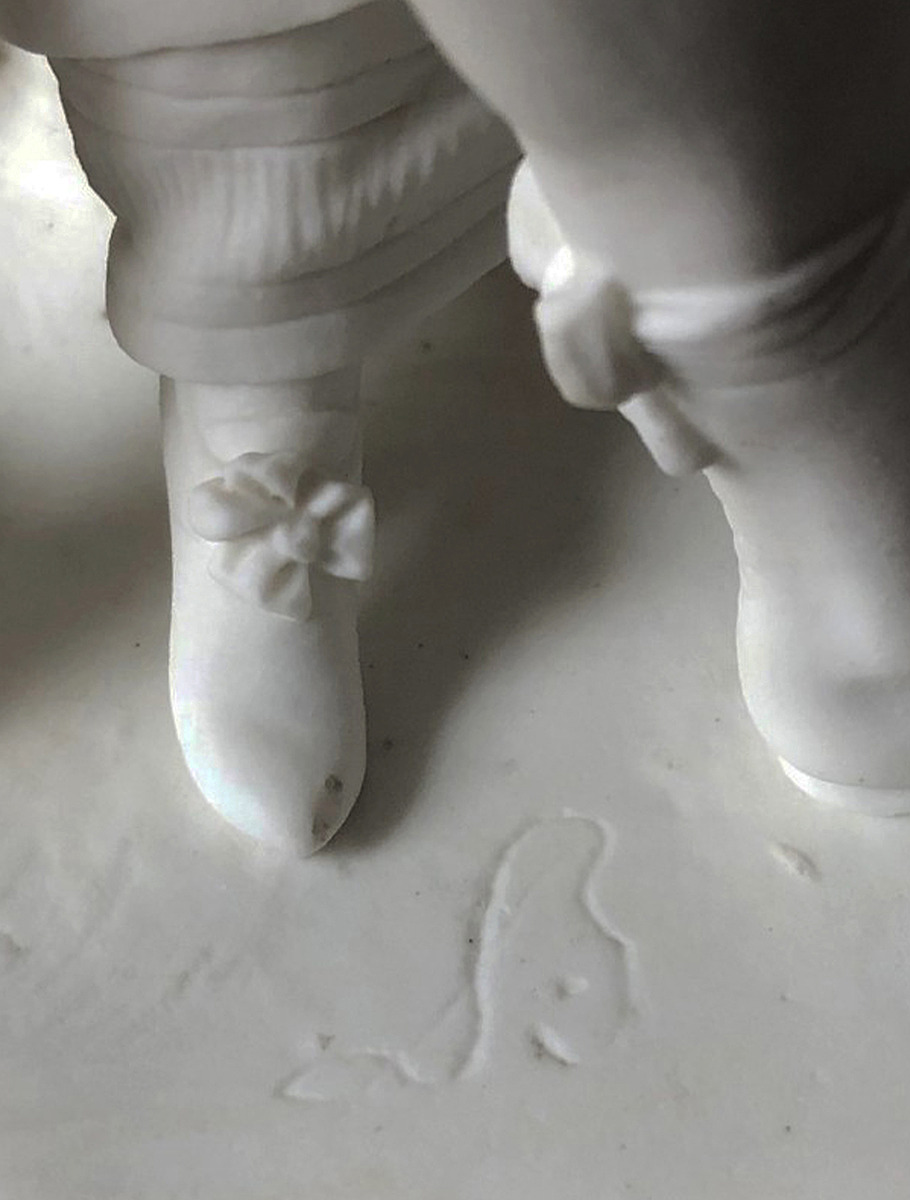 Статуэтка из тонкого севрского бисквитного фарфора