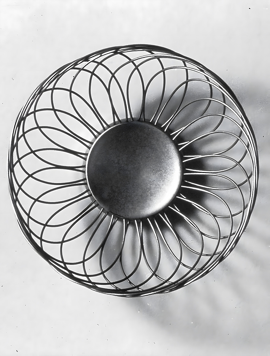 Одна из первых корзин из переплетённой стальной проволоки от Alessi
