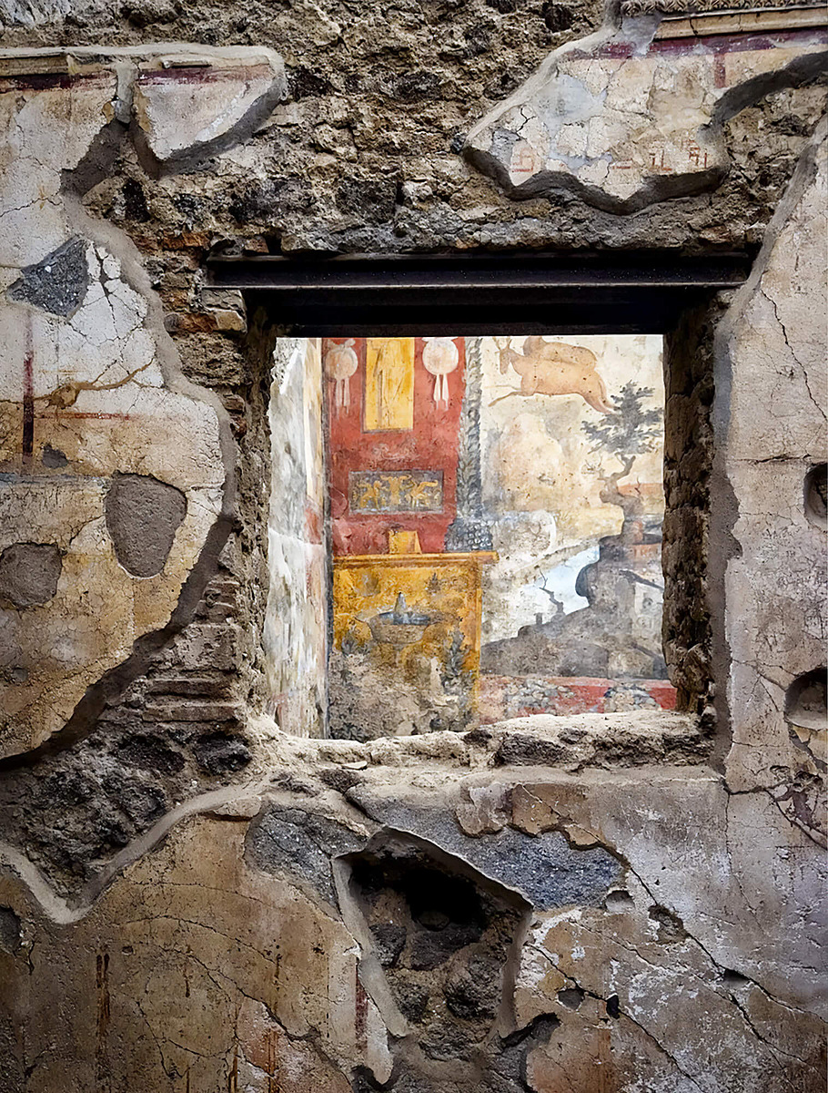 Древняя стена, окно и фреска в Помпеях