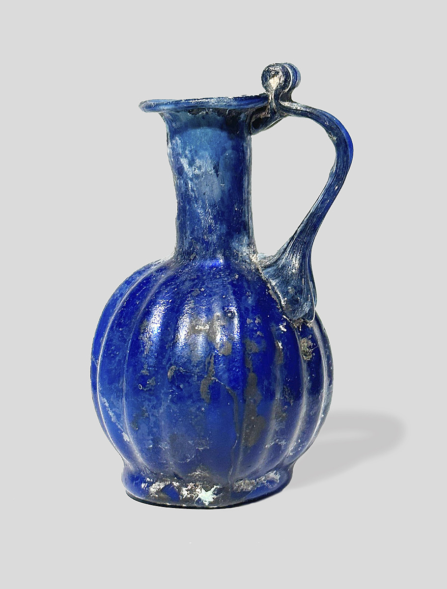 Древнеримская сферическая бутылка из выдувного стекла