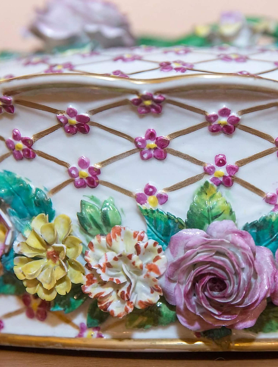 Объемные цветы на изделиях сервиза 