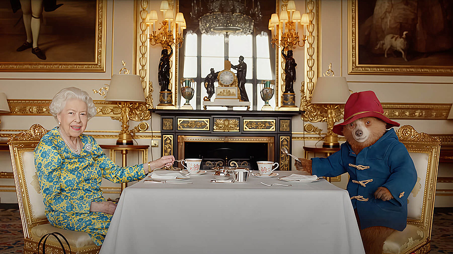 Королева Елизавета II и медвежонок Паддингтон пьют чай