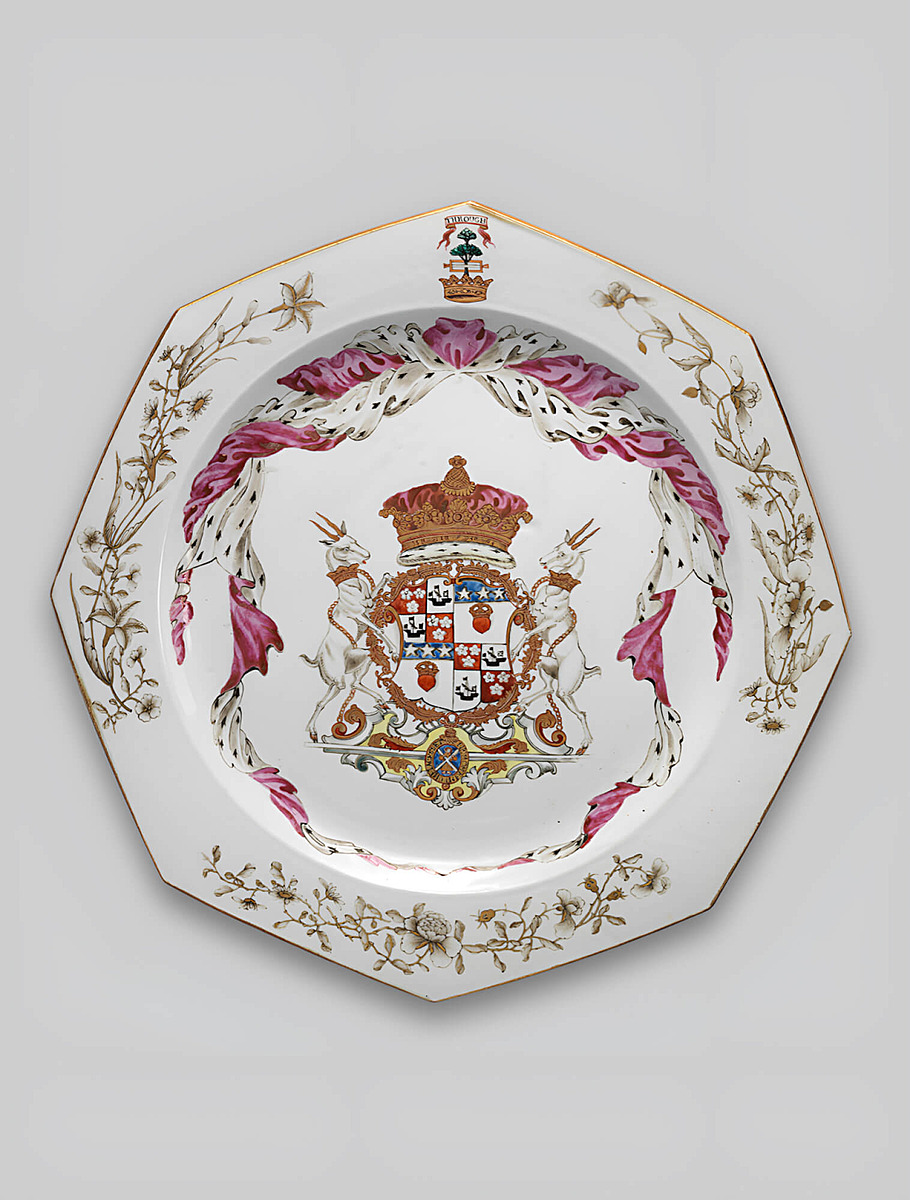 Тарелка, украшенная гербом, 1737 г. Китай, для шотландского рынка