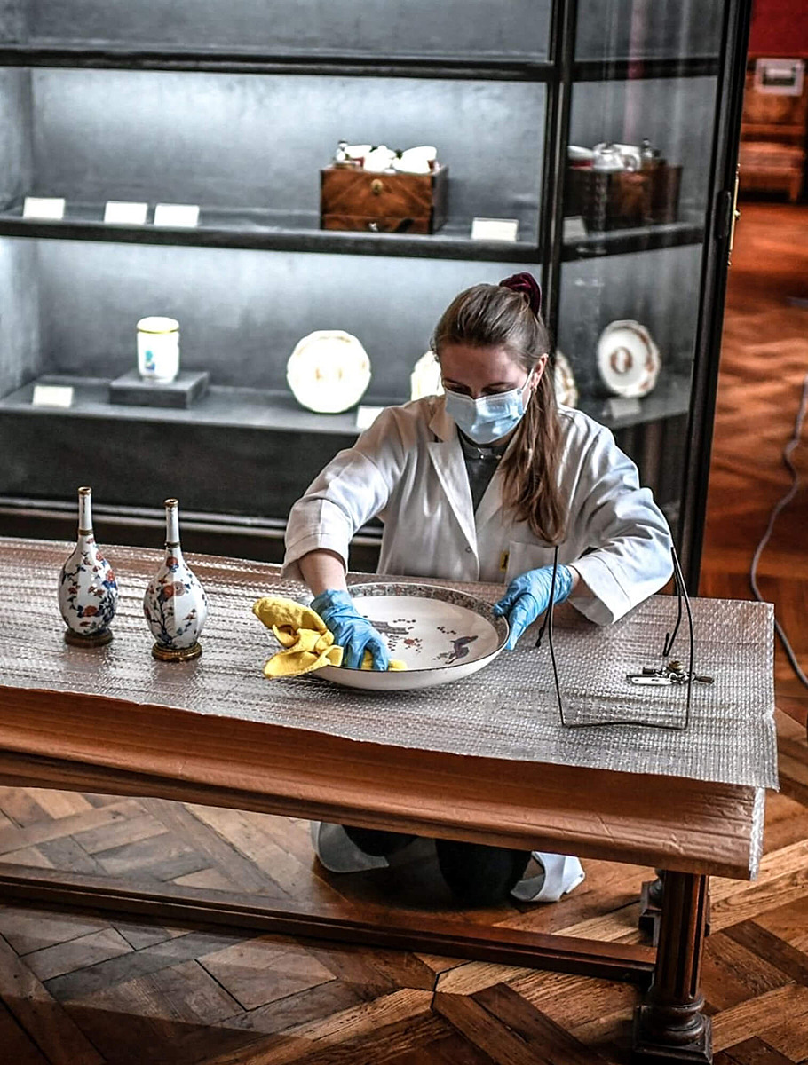 Реставратор ухаживает за фарфором в музее-замке Шантийи