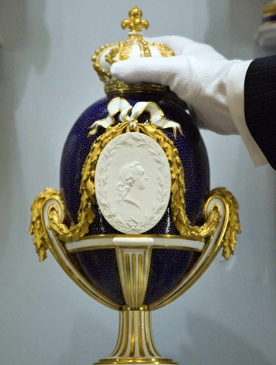 Ваза из севрского фарфора с портретным медальоном Людовика XV