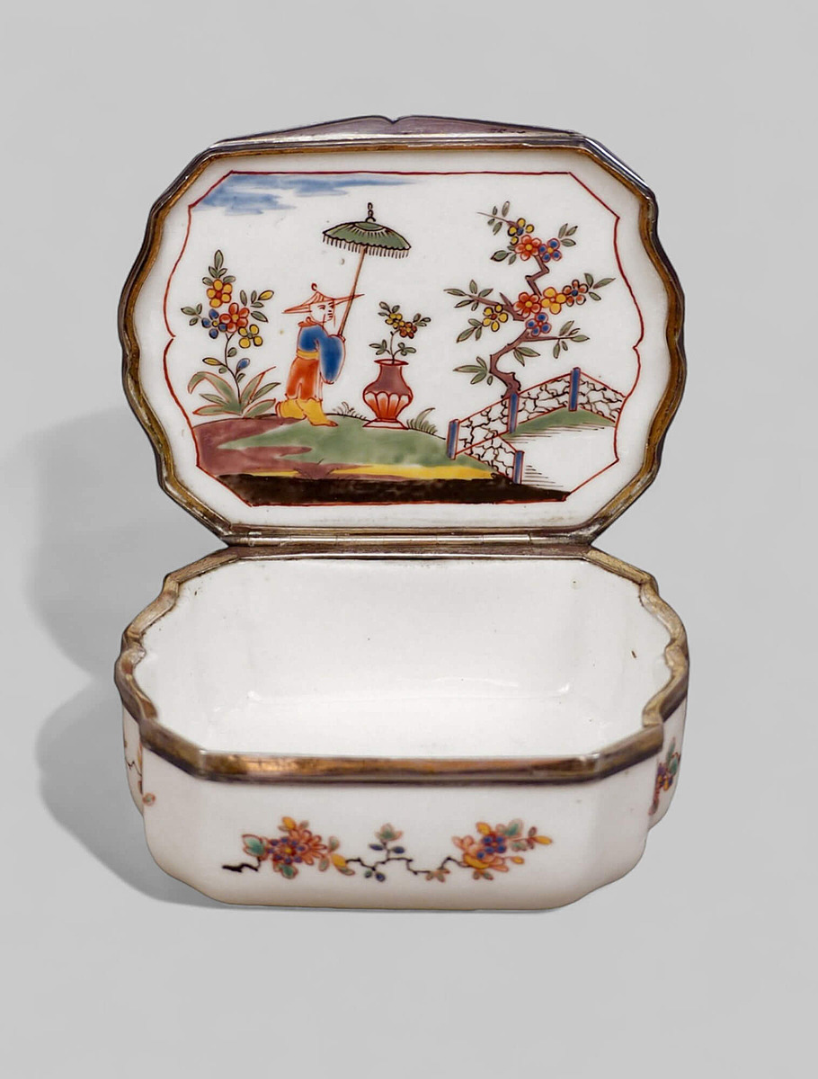 Табакерка из мягкого фарфора. 1738-1744 гг. Сен-Клу