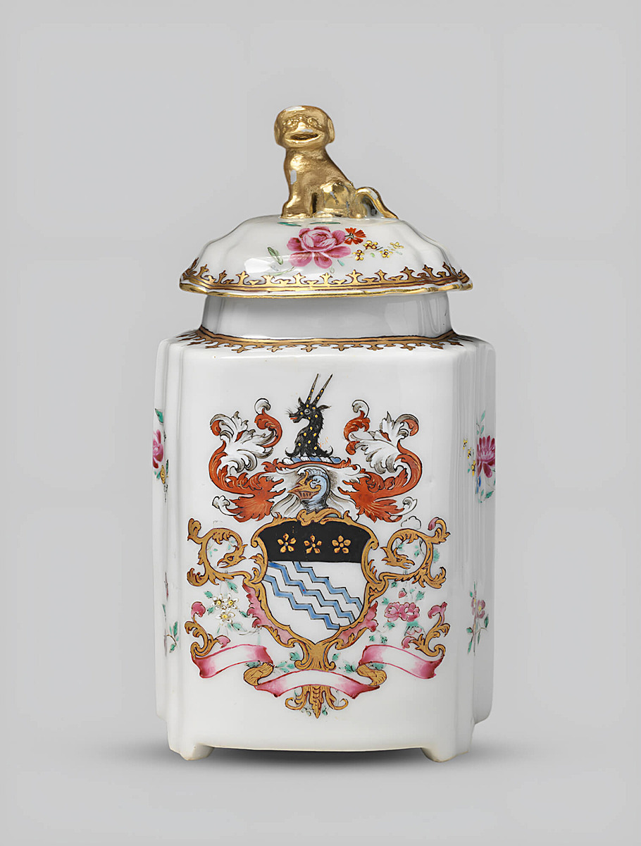 Чайница с крышкой, украшенная гербом, 1750–1760 гг. Китай, для британского рынка