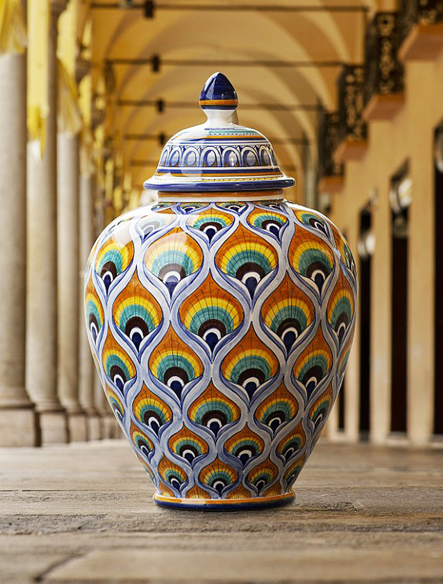 Ваза из майолики