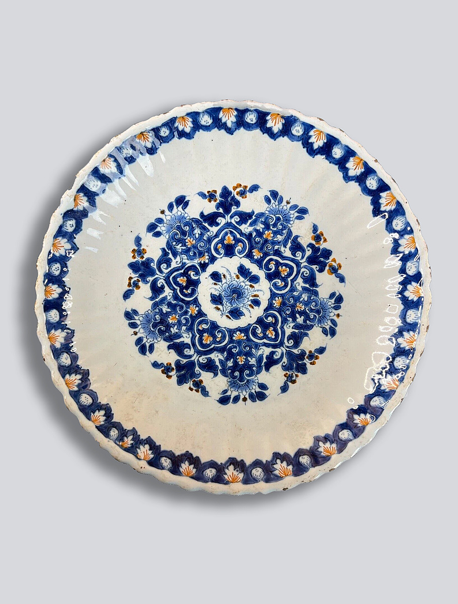 Руанская глиняная тарелка с синим бортиком