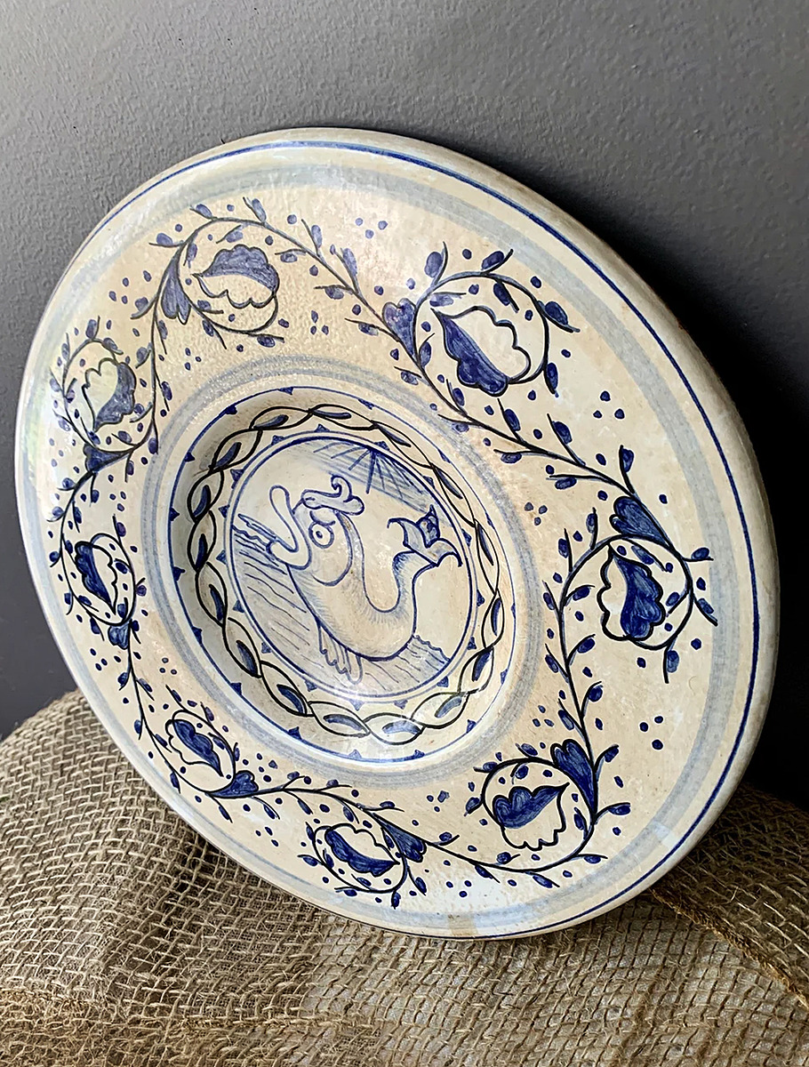 Чаша из майолики