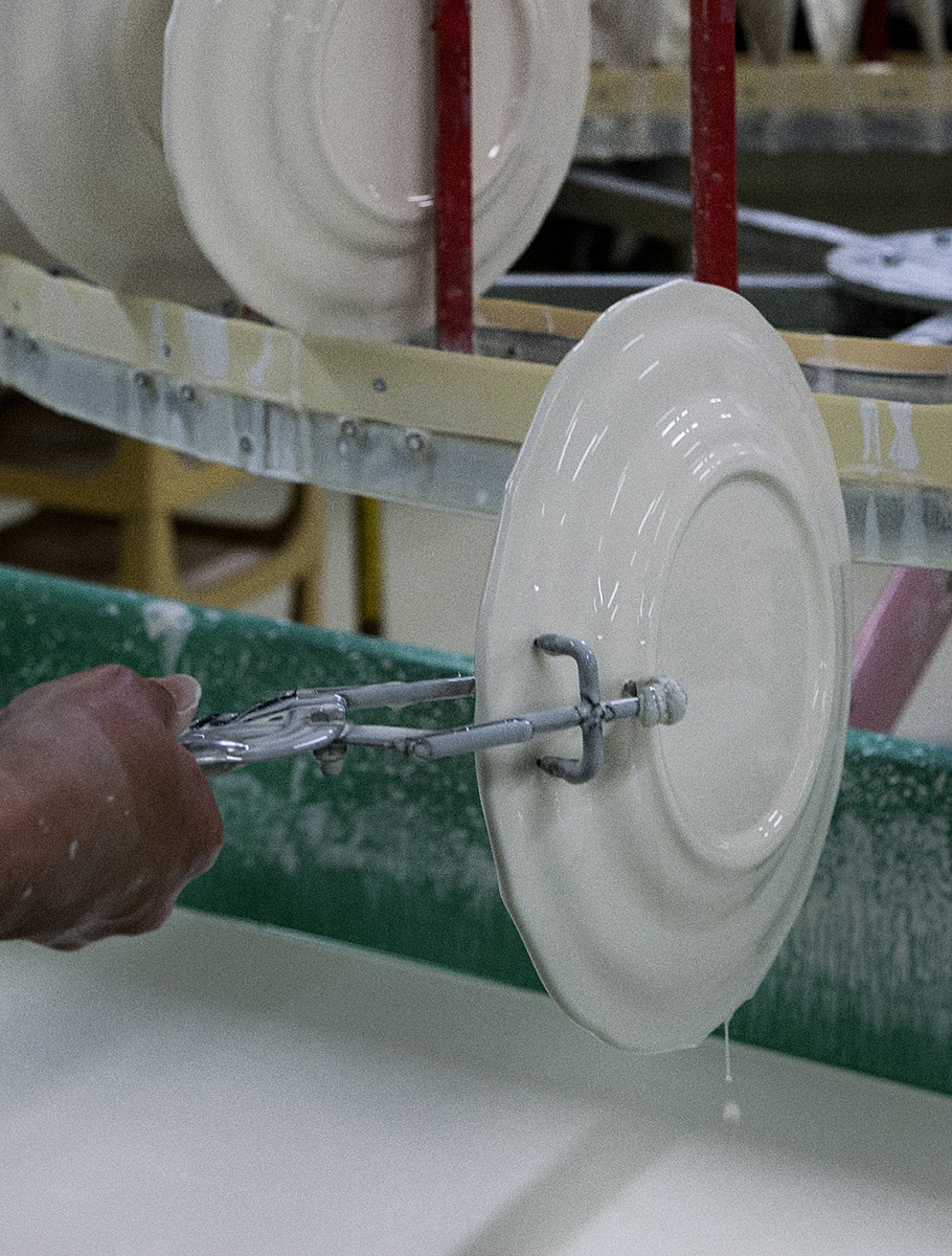 Производство фаянса — глазурование