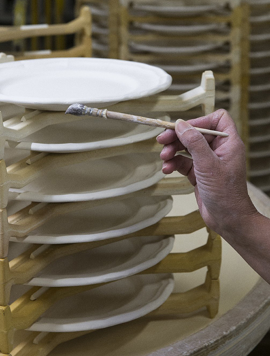 Производство фаянса — декорирование