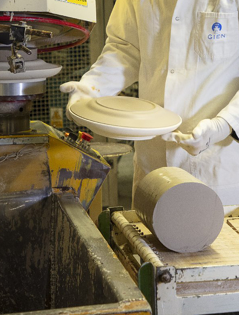 Производство фаянса — формовка