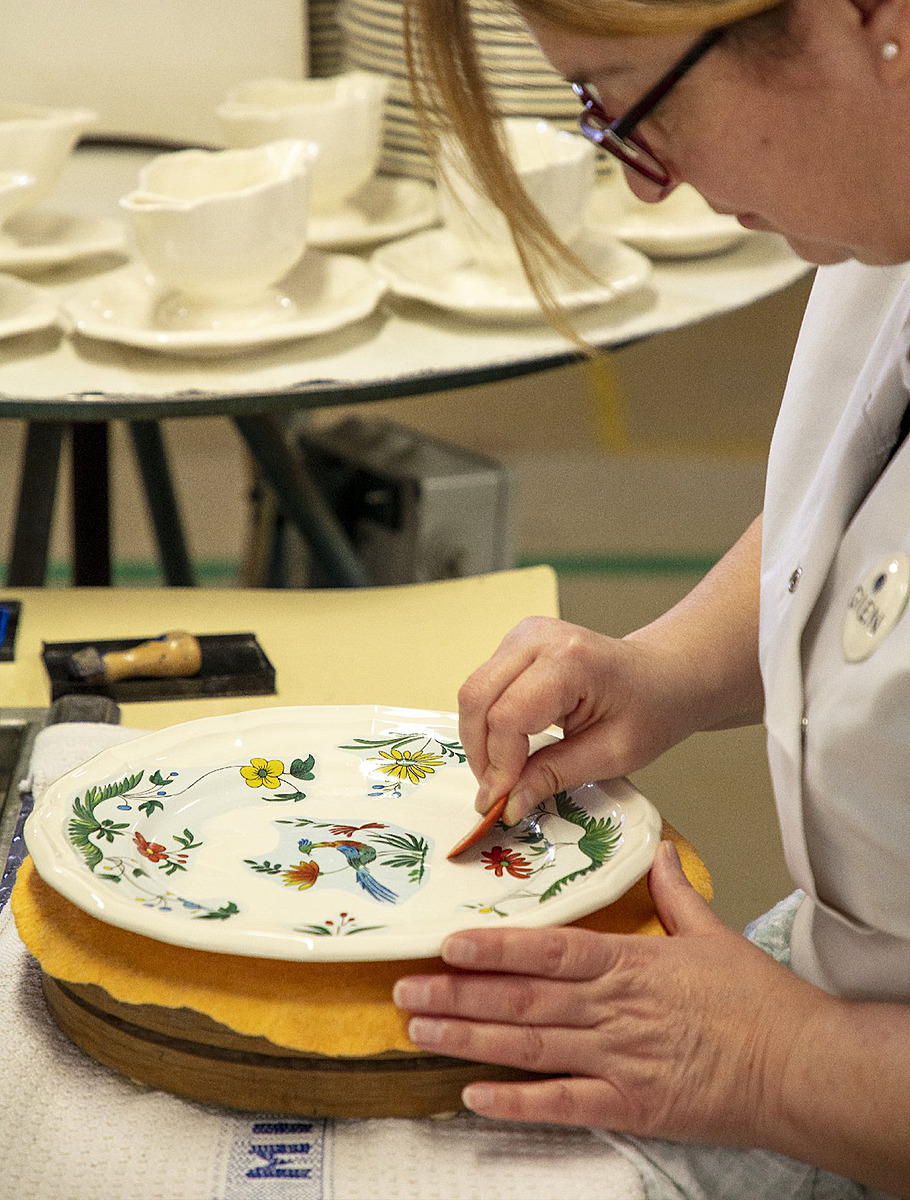 Производство фаянса — нанесение деколи