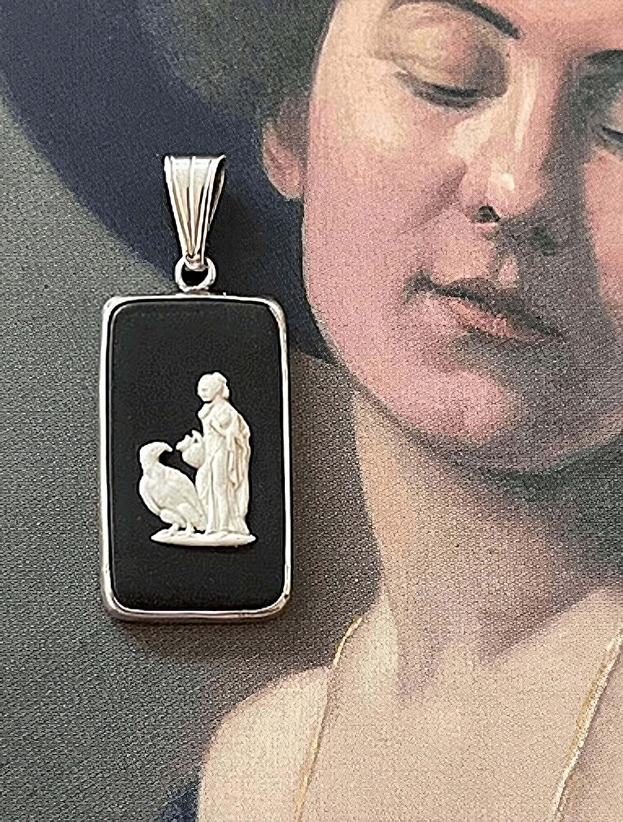 Украшение из чёрного базальта