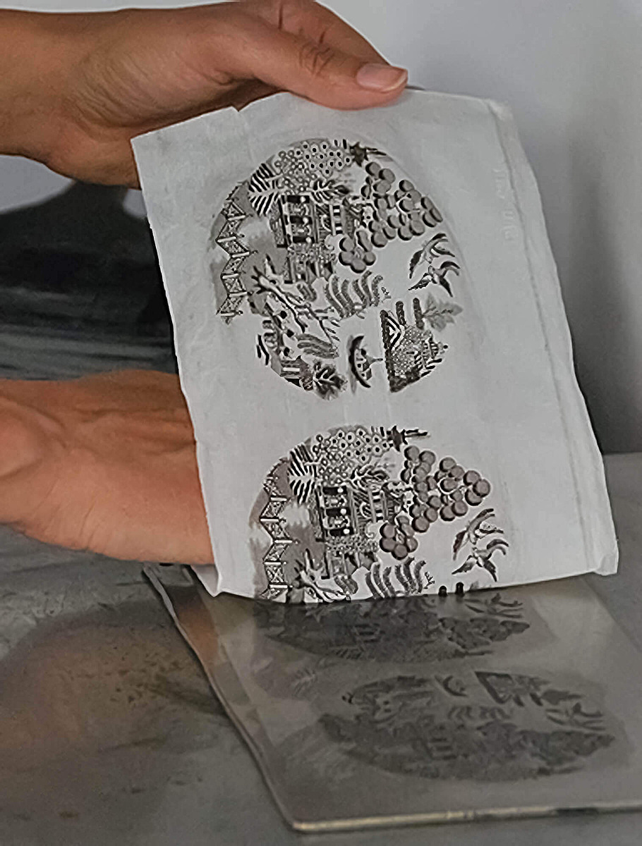 Трафаретная технология печати рисунков на фарфоре