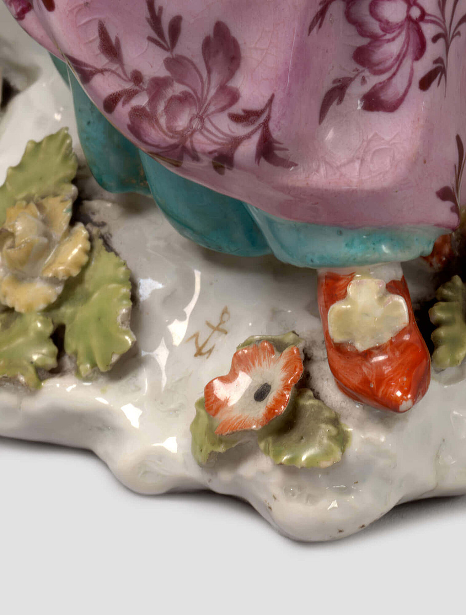 Детальное изображение золотого якоря на фигурке