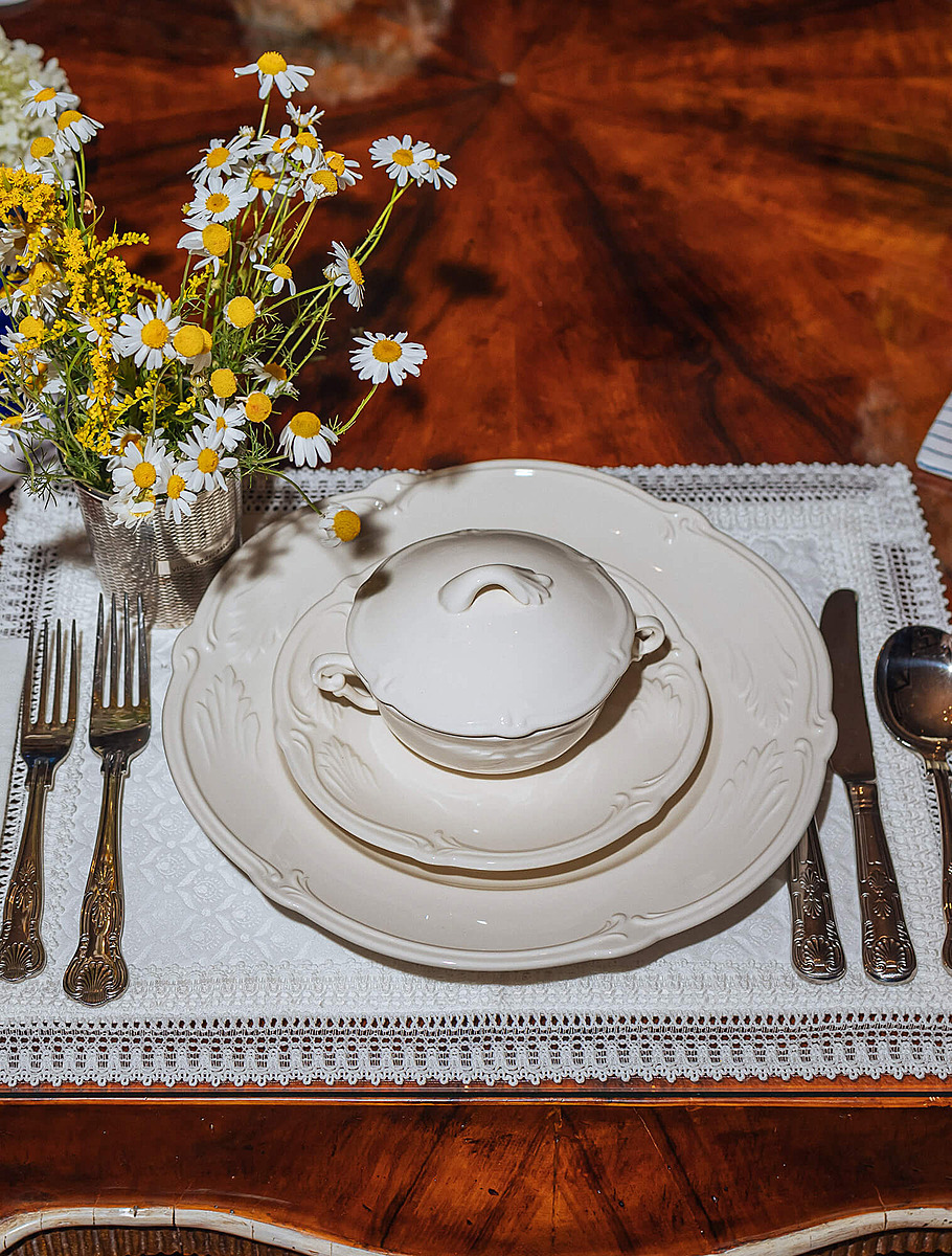 Сервировка бульонницы, фото Анастасии Печерской, салон Charles Cameron, Москва