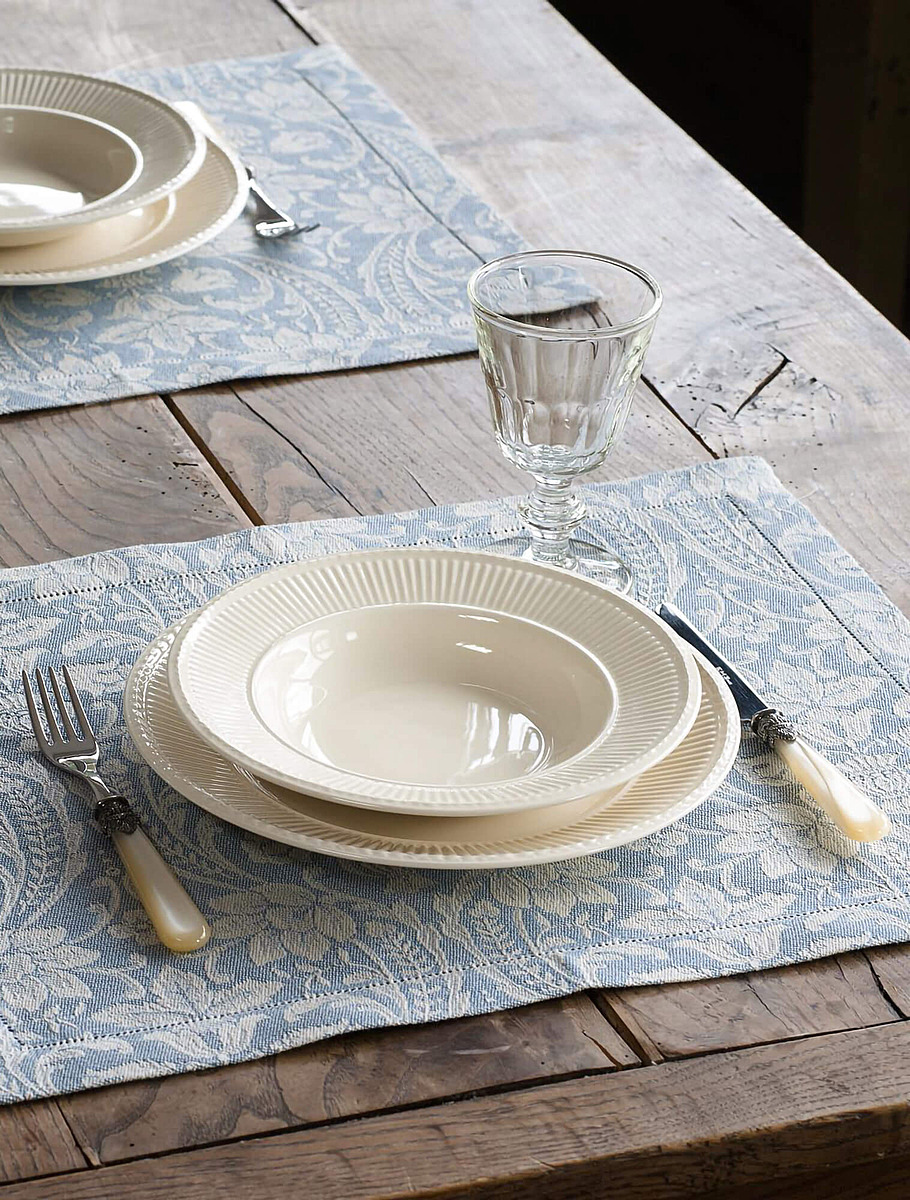 Правильная сервировка суповой тарелки