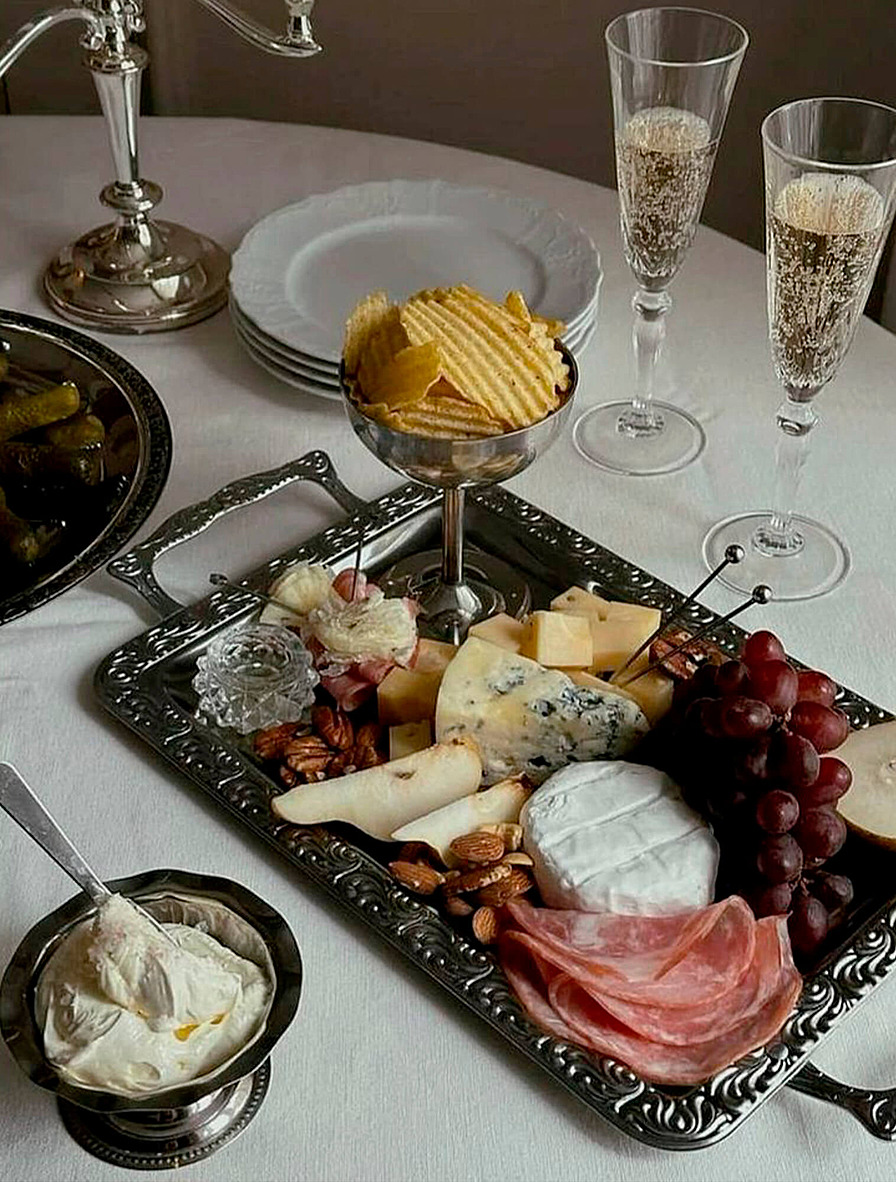 Сырная тарелка с орехами и мясом