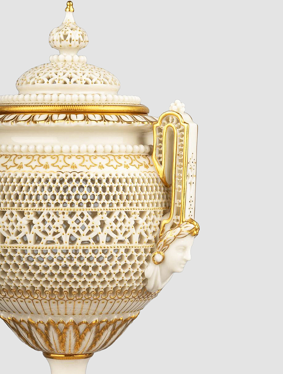 Ваза с двумя ручками и крышкой, работа Оуэна