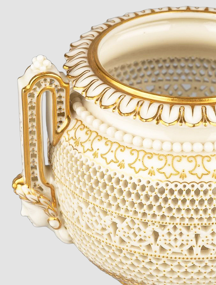 Ваза с двумя ручками и крышкой, работа Оуэна