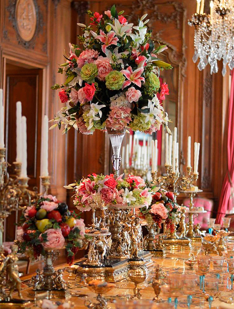 Сюрту-де-табль (фр. surtout de table, «главная ваза»)