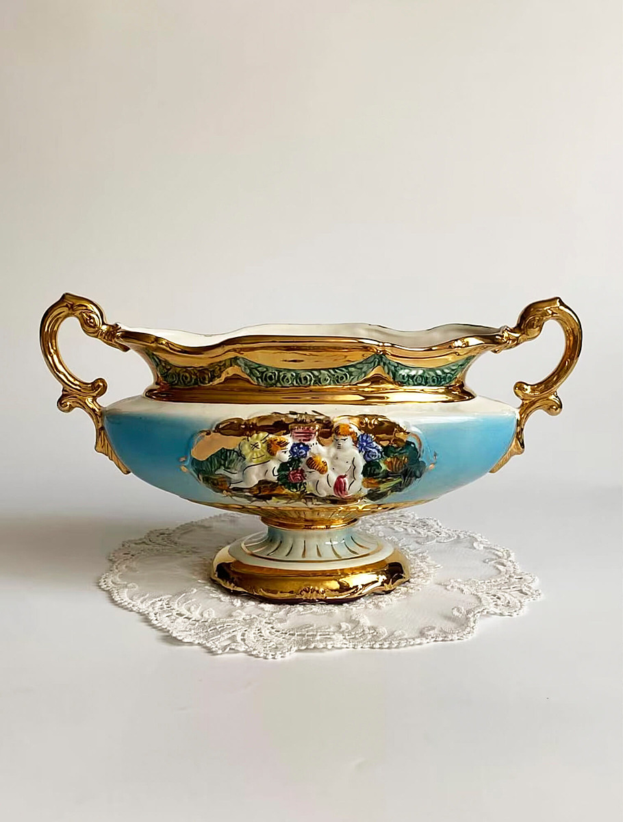 Антикварная посуда с античными элементами