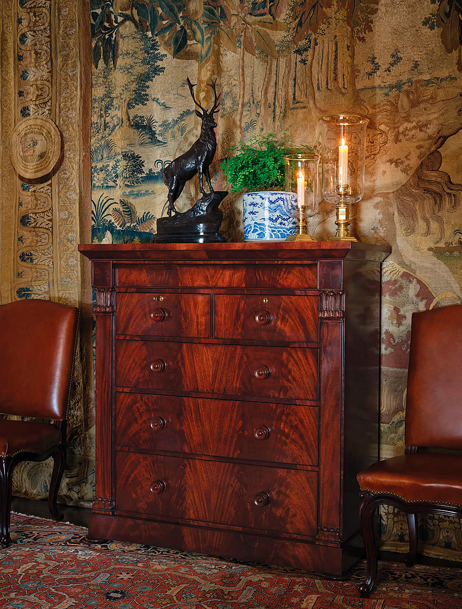 Комод из красного дерева в классическом стиле