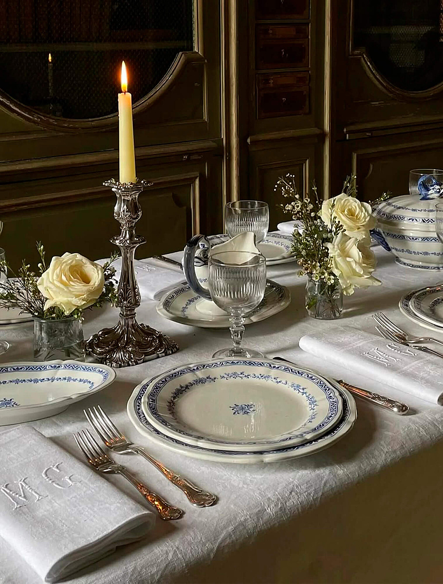 Сервировка в классическом стиле с розами