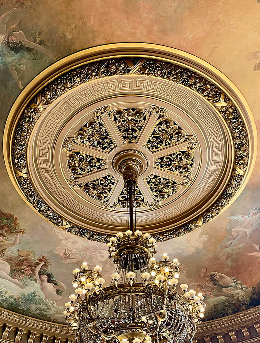 Меандр на потолке