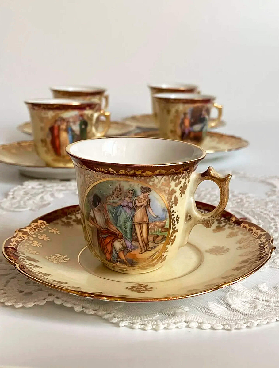 Антикварная посуда с античными элементами